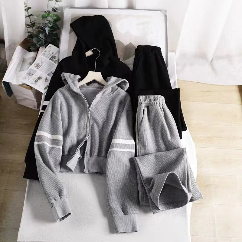 Kvinnors fritids hoodie och bredskurna joggingbyxor i kombination med praktisk dragkedja Mirla-Eva Jonsson