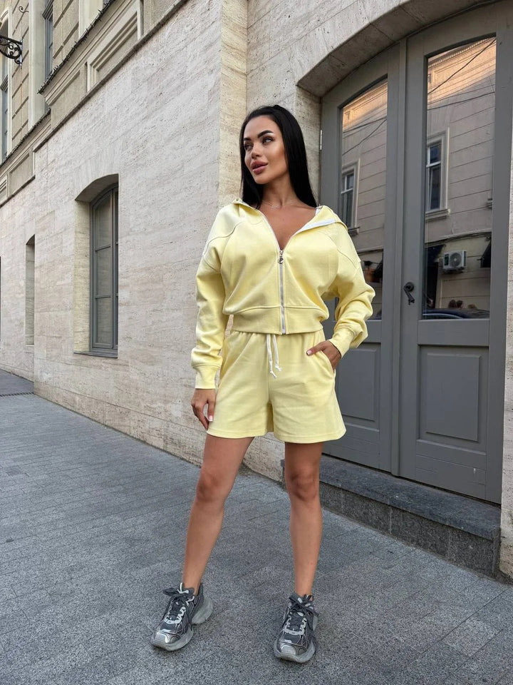 Kvinnors fritids joggingset med zip hoodie och lösa shorts Mirla-Eva Jonsson
