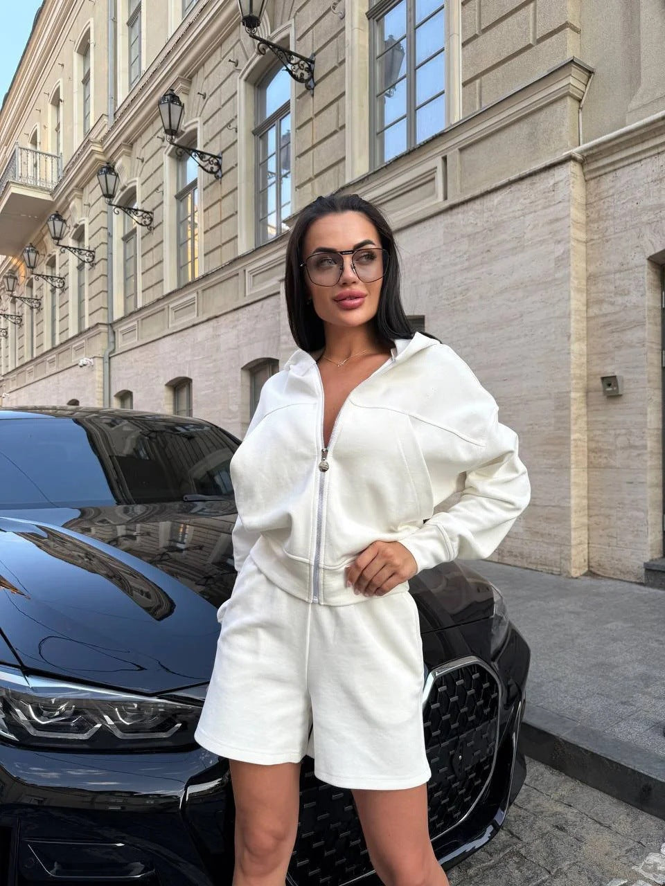 Kvinnors fritids joggingset med zip hoodie och lösa shorts Mirla-Eva Jonsson