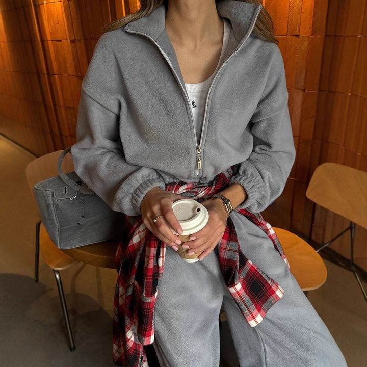 Kvinnors fritidsfleece-dress med hög krage och vida byxor Mirla-Eva Jonsson