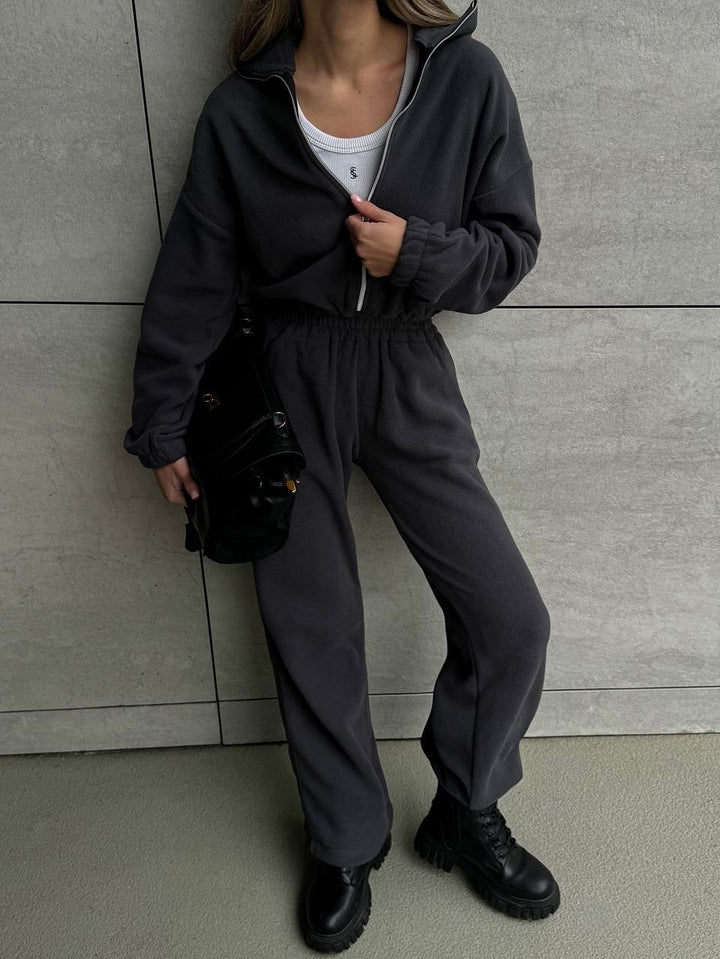 Kvinnors fritidsfleece-dress med hög krage och vida byxor Mirla-Eva Jonsson