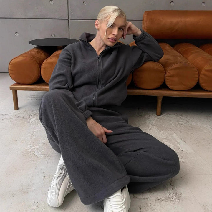 Kvinnors fritidsfleece-set med modern dragkedja och bekväm passform Mirla-Eva Jonsson