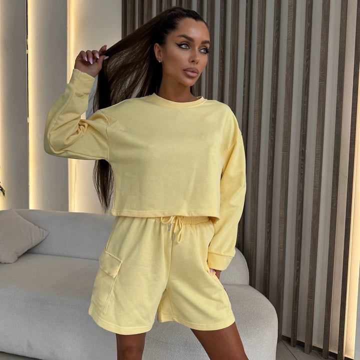 Kvinnors fritidskostym med oversized sweatshirt och shorts Mirla-Eva Jonsson