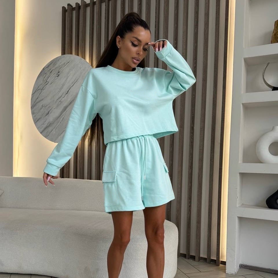 Kvinnors fritidskostym med oversized sweatshirt och shorts Mirla-Eva Jonsson