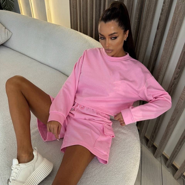 Kvinnors fritidskostym med oversized sweatshirt och shorts Mirla-Eva Jonsson