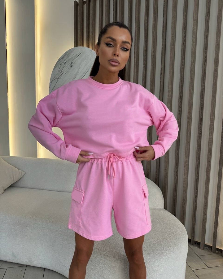 Kvinnors fritidskostym med oversized sweatshirt och shorts Mirla-Eva Jonsson