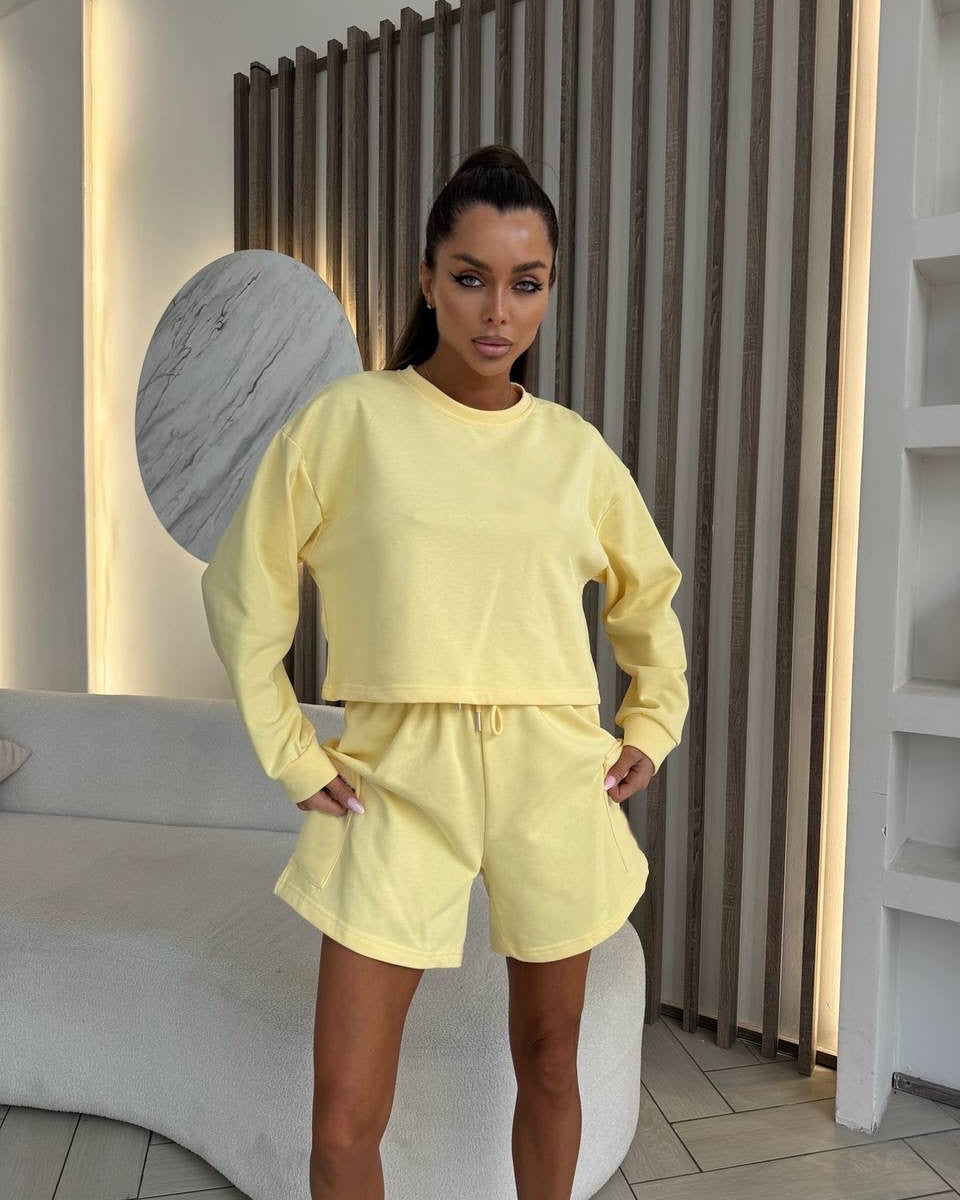 Kvinnors fritidskostym med oversized sweatshirt och shorts Mirla-Eva Jonsson