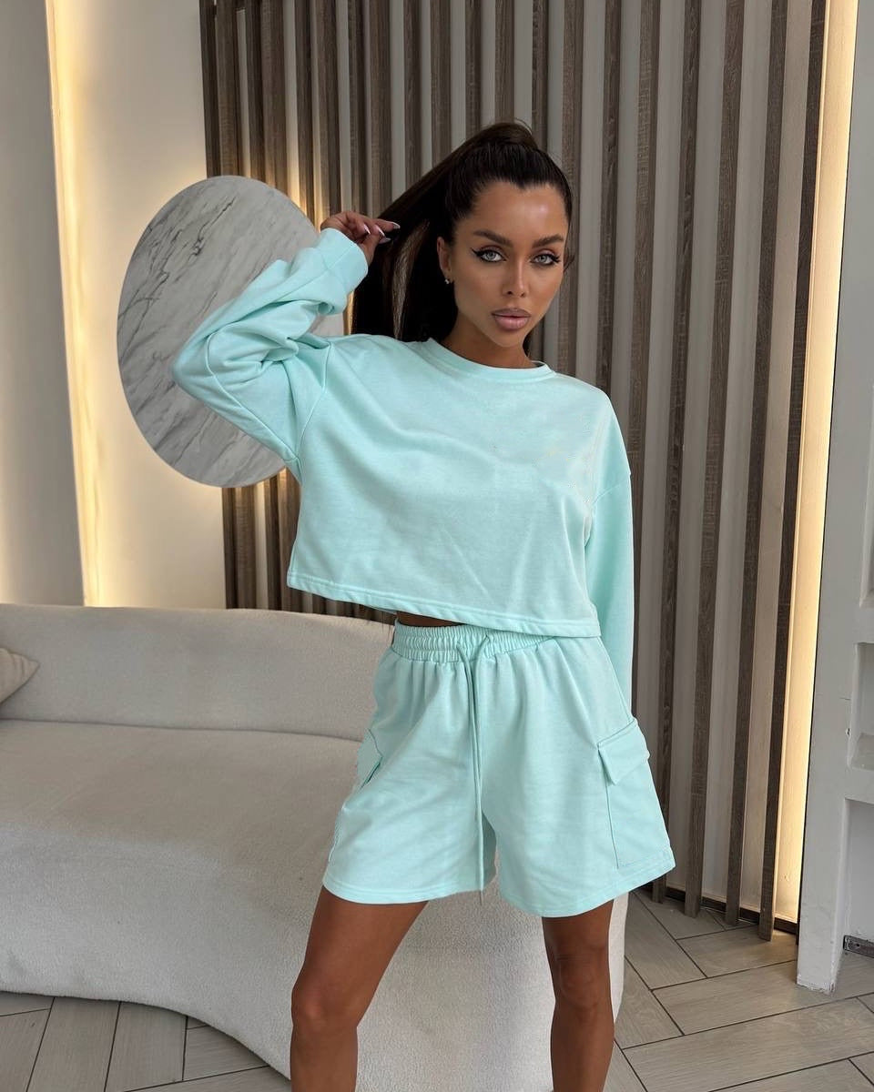 Kvinnors fritidskostym med oversized sweatshirt och shorts Mirla-Eva Jonsson