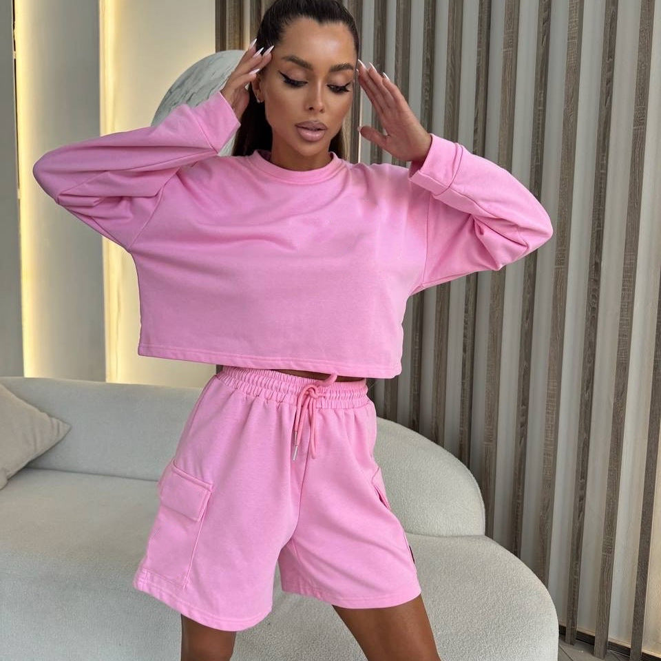 Kvinnors fritidskostym med oversized sweatshirt och shorts Mirla-Eva Jonsson