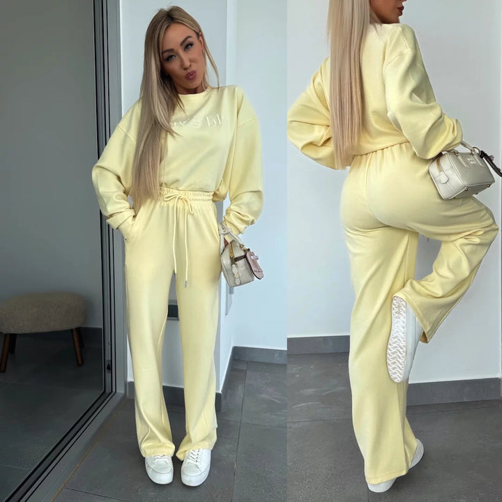 Kvinnors fritidsset med bred sweatshirt och lösa byxor Mirla-Eva Jonsson