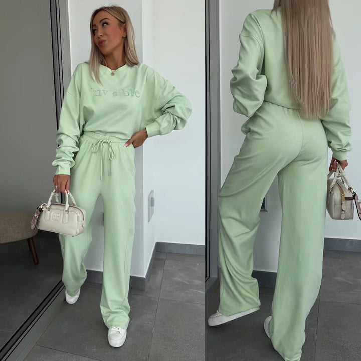Kvinnors fritidsset med bred sweatshirt och lösa byxor Mirla-Eva Jonsson