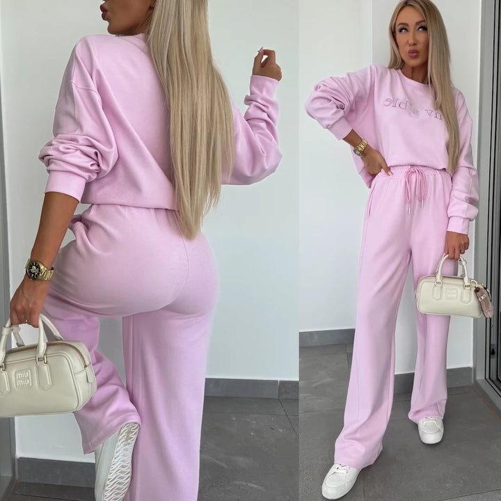 Kvinnors fritidsset med bred sweatshirt och lösa byxor Mirla-Eva Jonsson