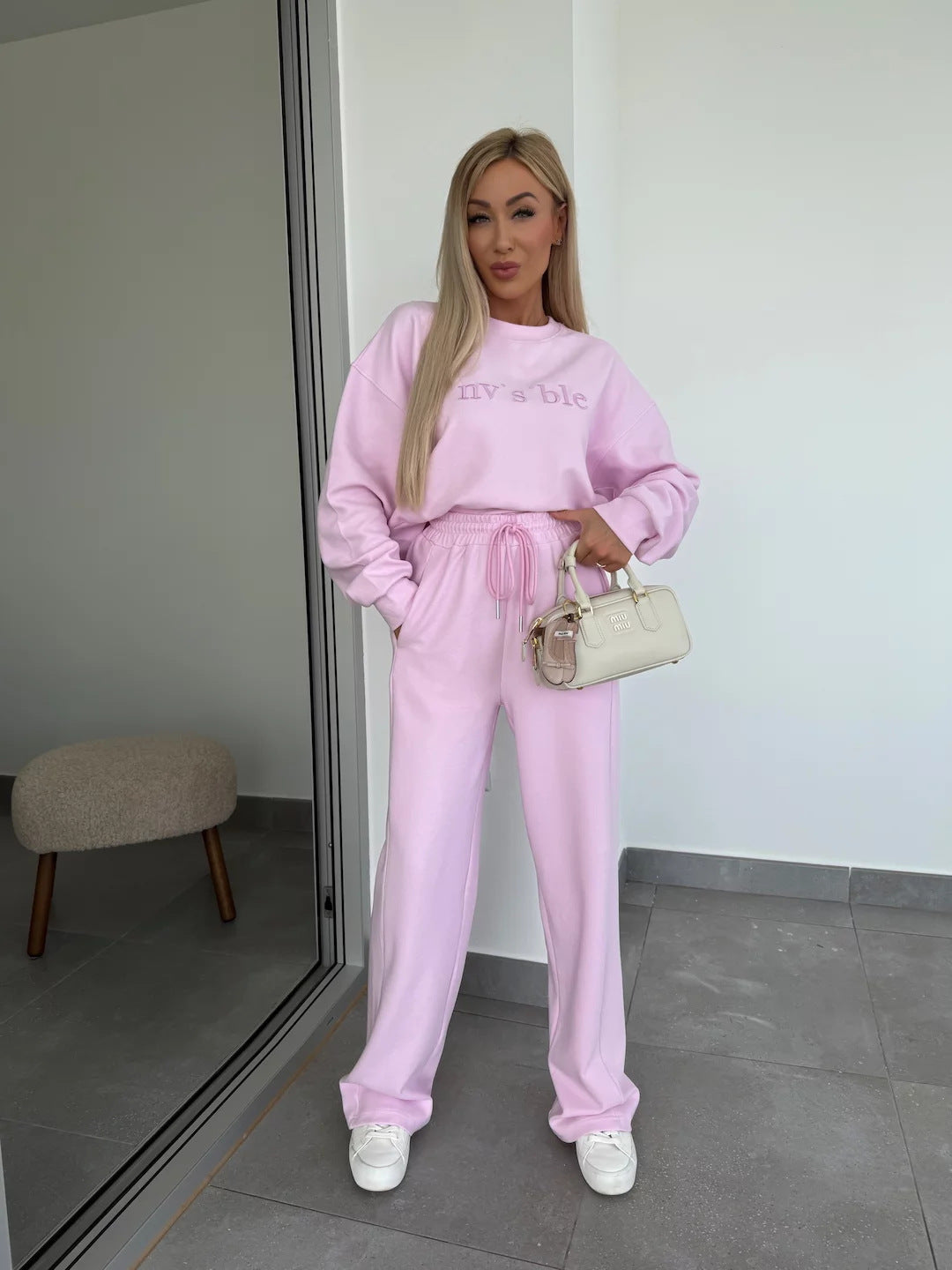 Kvinnors fritidsset med bred sweatshirt och lösa byxor Mirla-Eva Jonsson