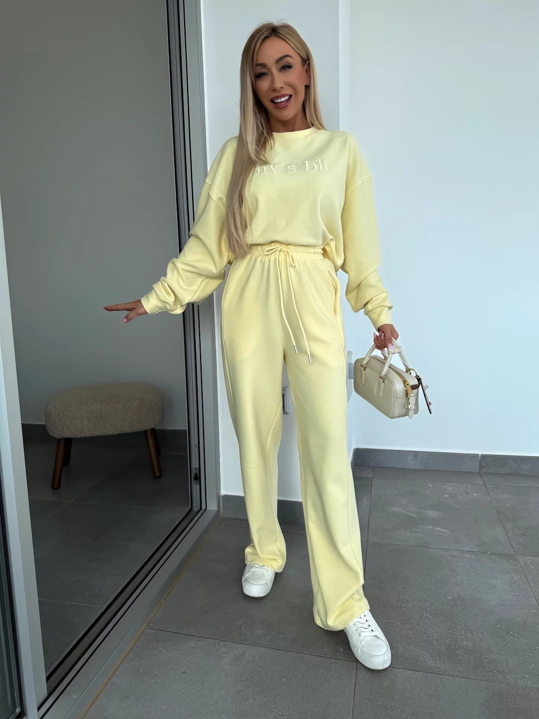 Kvinnors fritidsset med bred sweatshirt och lösa byxor Mirla-Eva Jonsson