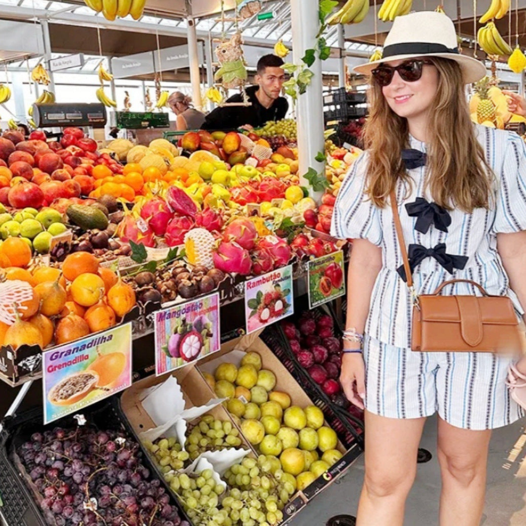Kvinnors fritidsset med randig topp och shorts i en avslappnad skärning-Eva Jonsson