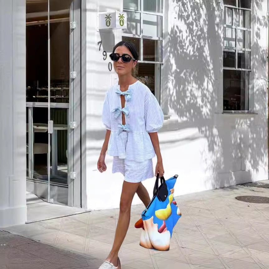 Kvinnors fritidsset med randig topp och shorts i en avslappnad skärning-Eva Jonsson