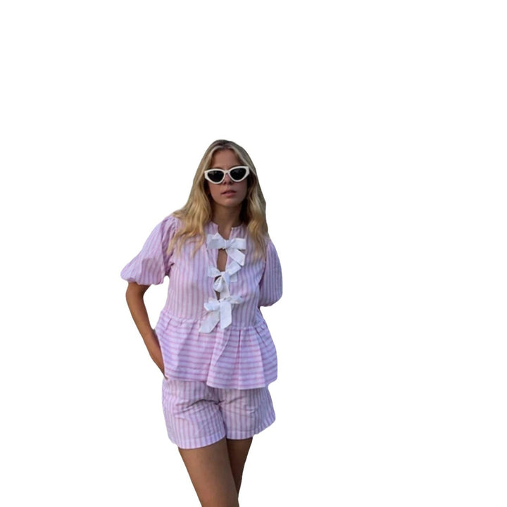 Kvinnors fritidsset med randig topp och shorts i en avslappnad skärning-Eva Jonsson