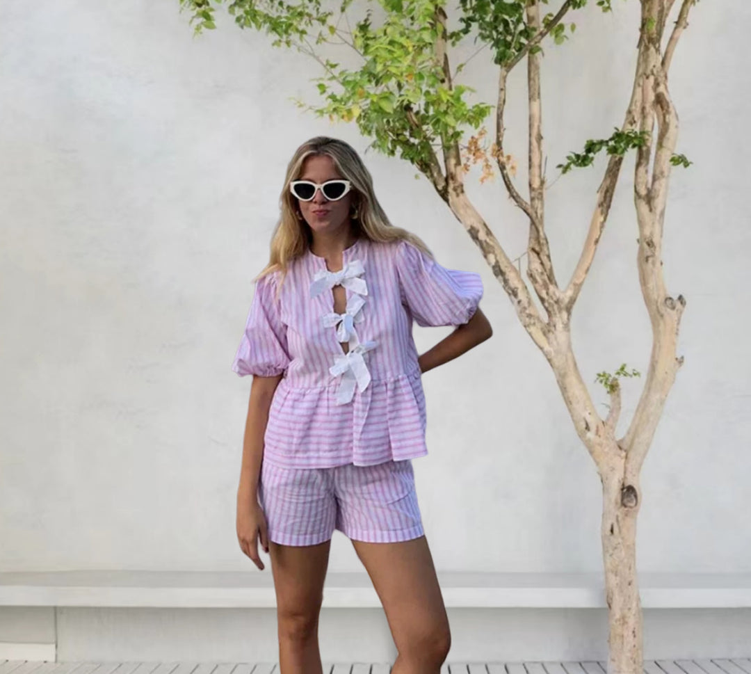 Kvinnors fritidsset med randig topp och shorts i en avslappnad skärning-Eva Jonsson