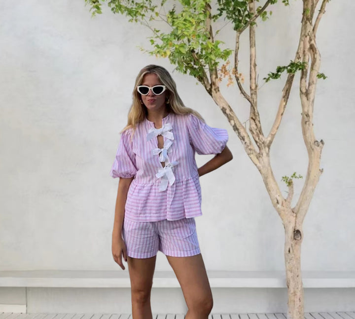 Kvinnors fritidsset med randig topp och shorts i en avslappnad skärning-Eva Jonsson