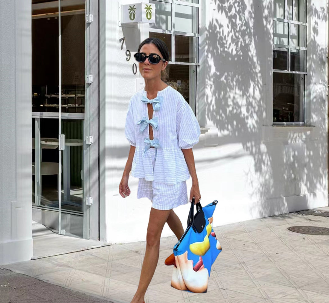 Kvinnors fritidsset med randig topp och shorts i en avslappnad skärning-Eva Jonsson