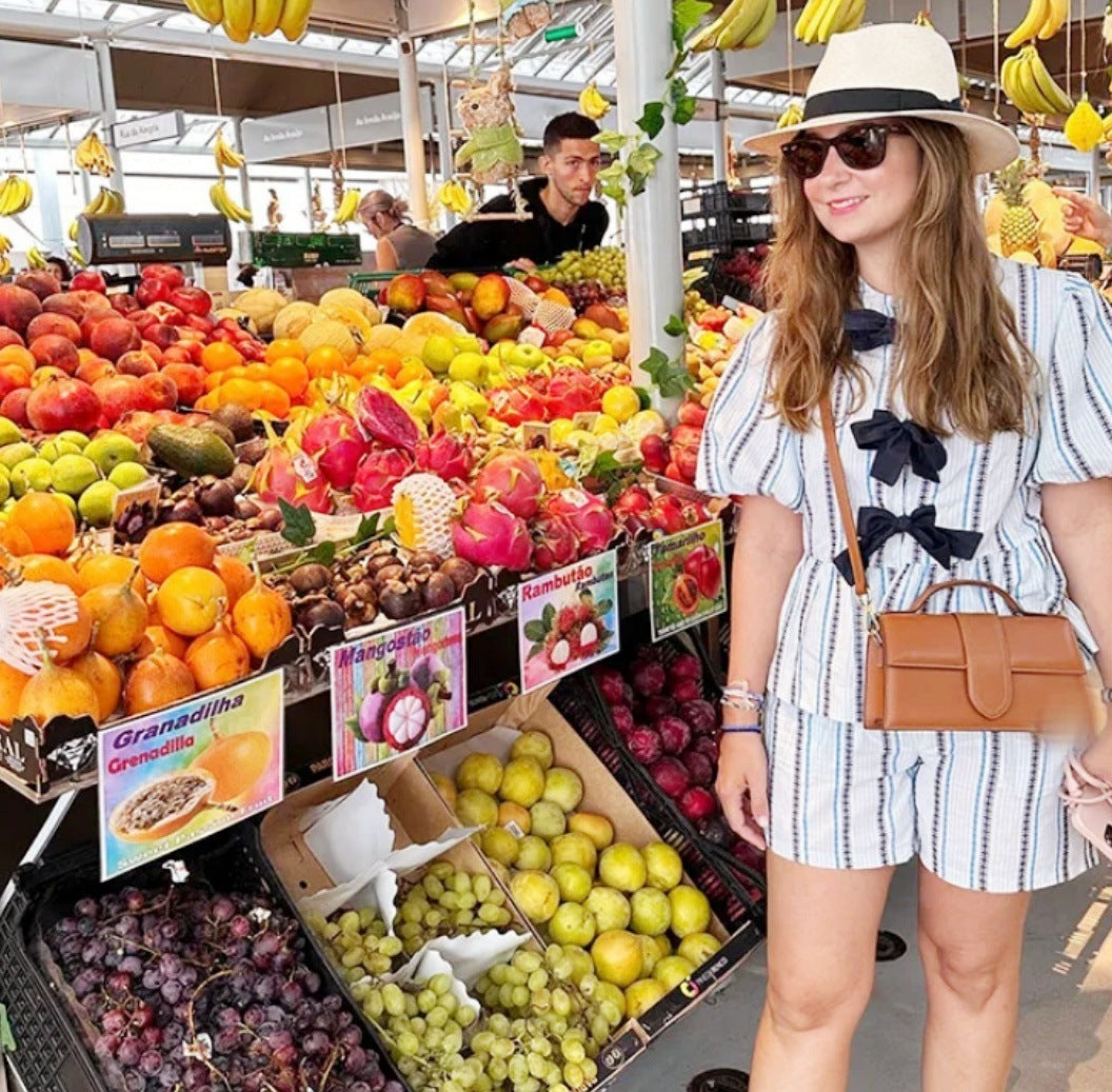 Kvinnors fritidsset med randig topp och shorts i en avslappnad skärning-Eva Jonsson