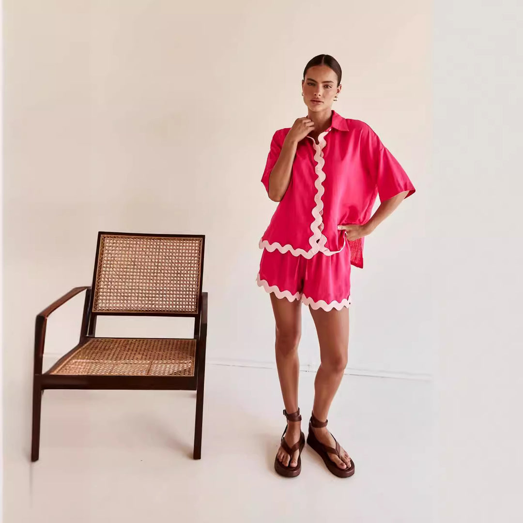 Kvinnors fritidsset med stilig kortärmad skjorta och avslappnade shorts-Eva Jonsson