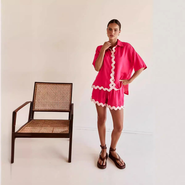 Kvinnors fritidsset med stilig kortärmad skjorta och avslappnade shorts-Eva Jonsson
