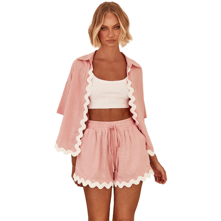 Kvinnors fritidsset med stilig kortärmad skjorta och avslappnade shorts-Eva Jonsson