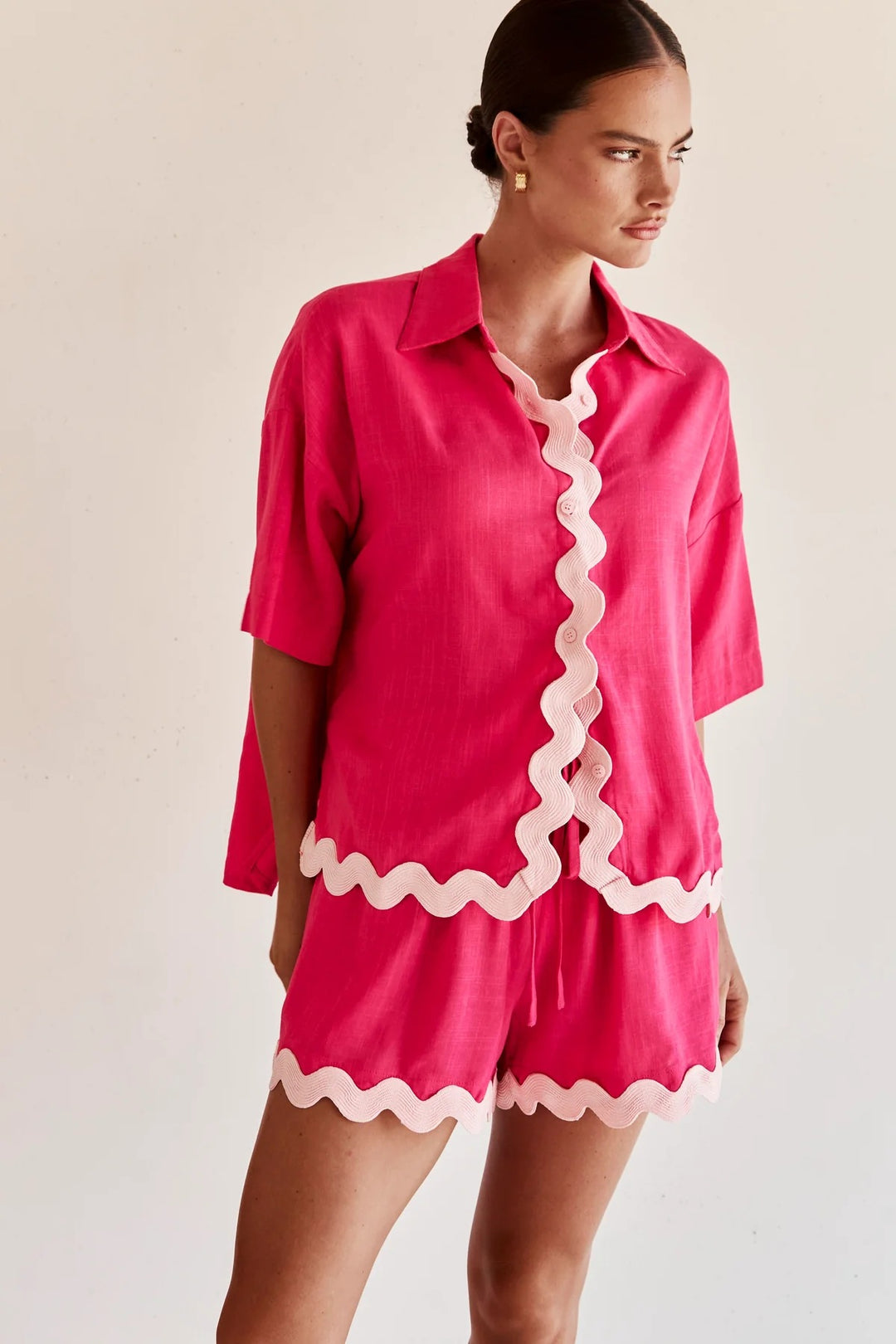 Kvinnors fritidsset med stilig kortärmad skjorta och avslappnade shorts-Eva Jonsson