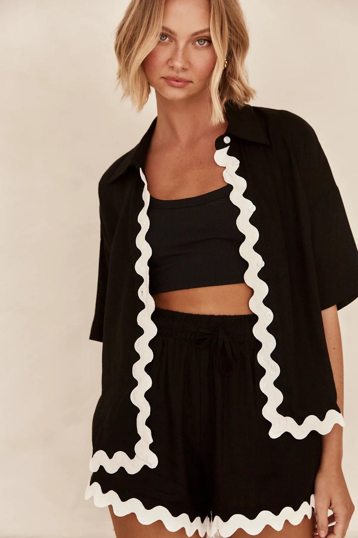 Kvinnors fritidsset med stilig kortärmad skjorta och avslappnade shorts-Eva Jonsson