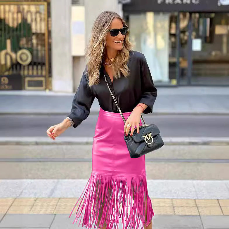 Kvinnors fuchsia franskjol gjord av konstläder med en åtsittande silhuett och svängande design-Eva Jonsson