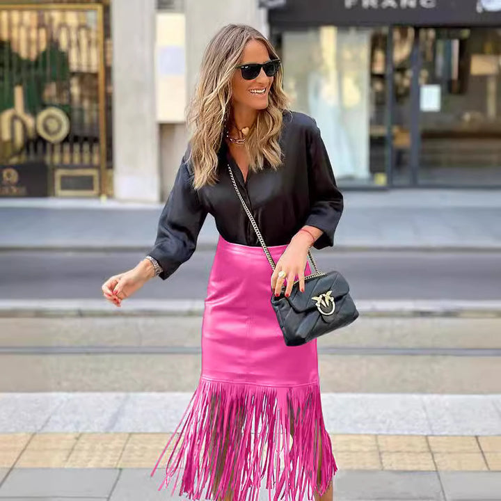 Kvinnors fuchsia franskjol gjord av konstläder med en åtsittande silhuett och svängande design-Eva Jonsson