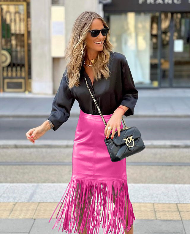 Kvinnors fuchsia franskjol gjord av konstläder med en åtsittande silhuett och svängande design-Eva Jonsson