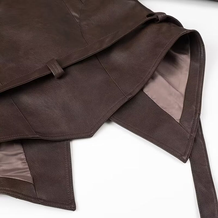 Kvinnors fusk läder blazer jacka med dekorativt bälte detaljer och generös krage Mirla-Eva Jonsson