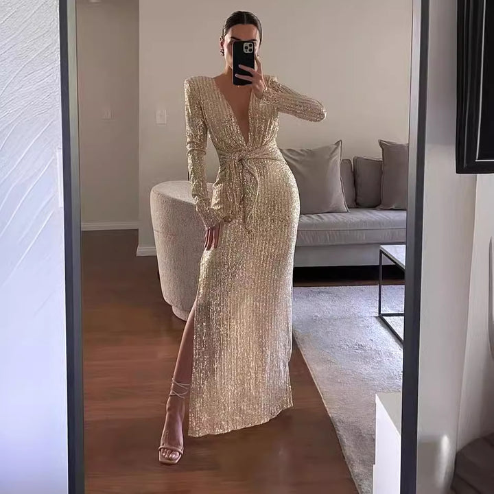Kvinnors glamorösa aftonklänning med djup V-ringning och elegant tåg Mirla-Eva Jonsson