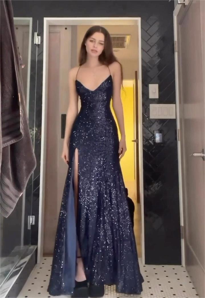 Kvinnors glamorösa aftonklänning med djup slits och glitterdetalj-Eva Jonsson