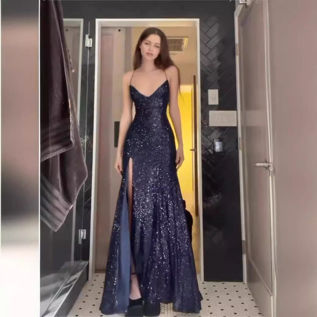Kvinnors glamorösa aftonklänning med djup slits och glitterdetalj-Eva Jonsson