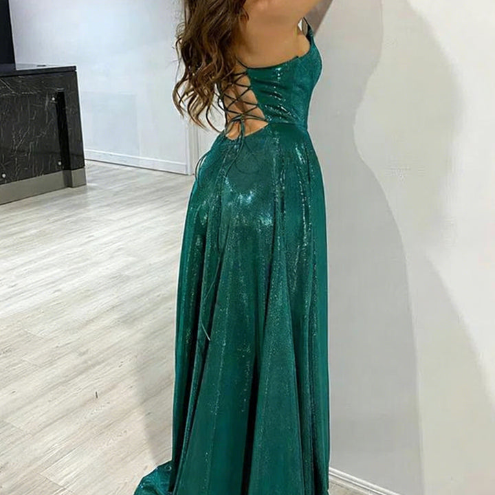 Kvinnors glamorösa aftonklänning med gnistrande satin och utsvängd kjol-Eva Jonsson