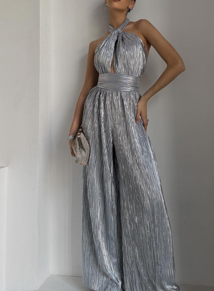 Kvinnors glamorösa jumpsuit med skimrande tyg och djup hjärtformad halsringning Mirla-Eva Jonsson