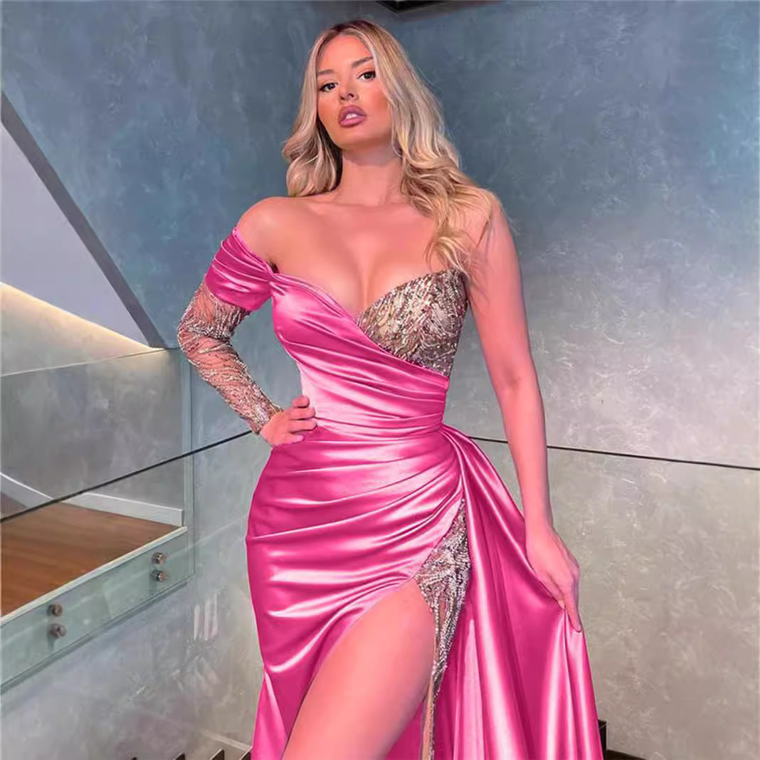 Kvinnors glamorösa kvällsklänning med glittrande paljetter och hög slits Mirla-Eva Jonsson