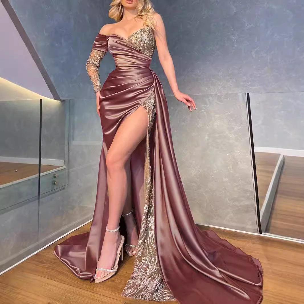 Kvinnors glamorösa kvällsklänning med glittrande paljetter och hög slits Mirla-Eva Jonsson