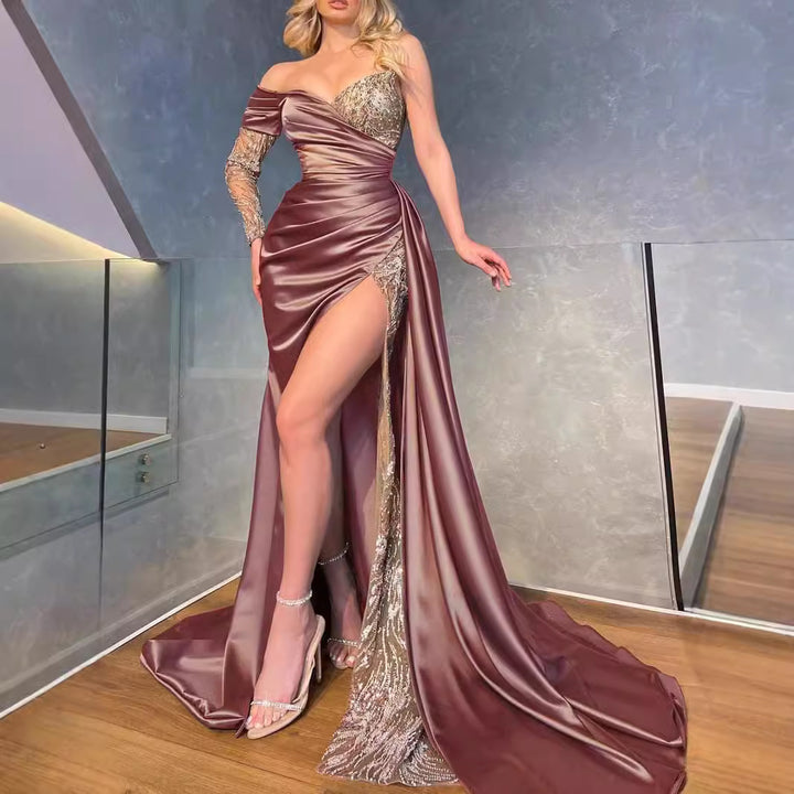 Kvinnors glamorösa kvällsklänning med glittrande paljetter och hög slits Mirla-Eva Jonsson