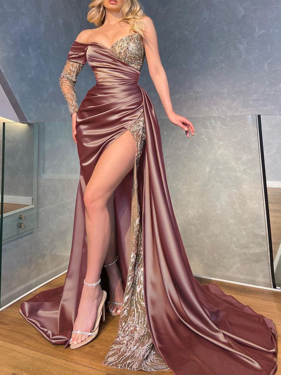 Kvinnors glamorösa kvällsklänning med glittrande paljetter och hög slits Mirla-Eva Jonsson