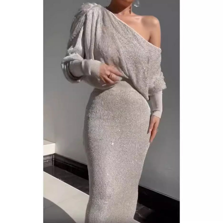 Kvinnors glamorösa stickade klänning med glittrande paljetter och av-axel design-Eva Jonsson