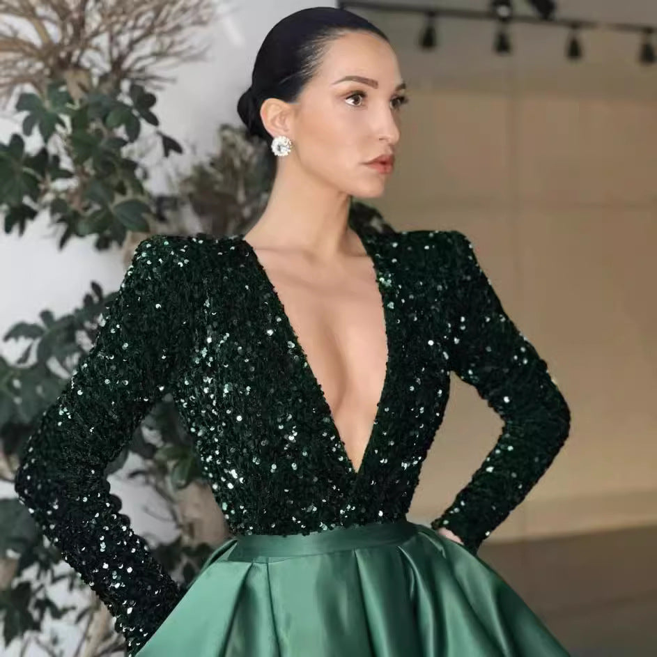 Kvinnors glamourösa aftonklänning med djup V-ringning och högskuren kjol Mirla-Eva Jonsson