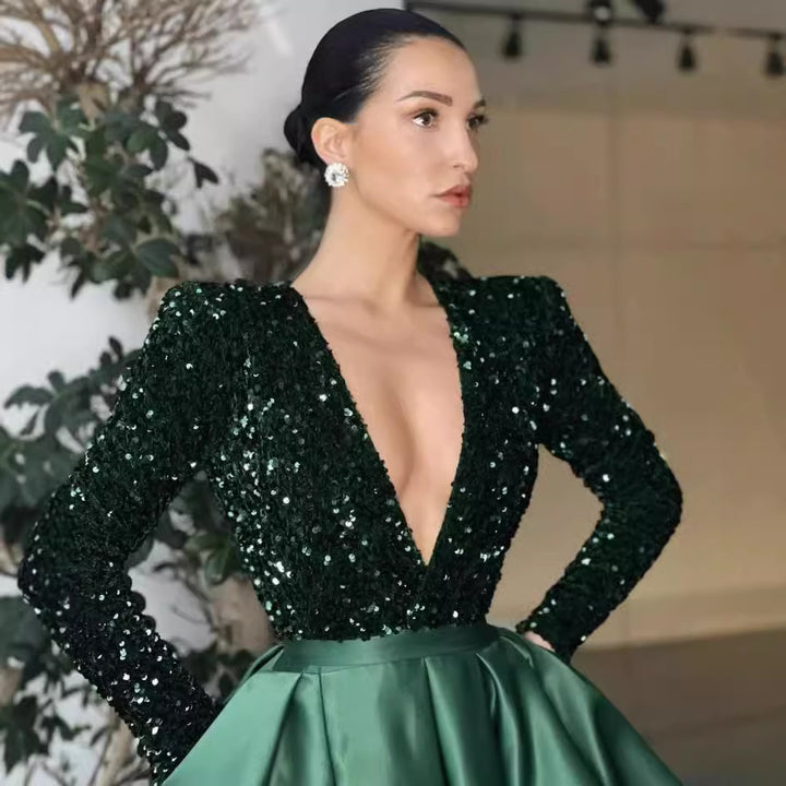 Kvinnors glamourösa aftonklänning med djup V-ringning och högskuren kjol Mirla-Eva Jonsson