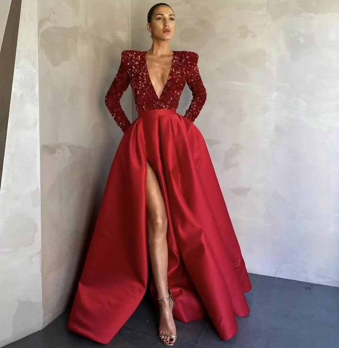 Kvinnors glamourösa aftonklänning med djup V-ringning och högskuren kjol Mirla-Eva Jonsson