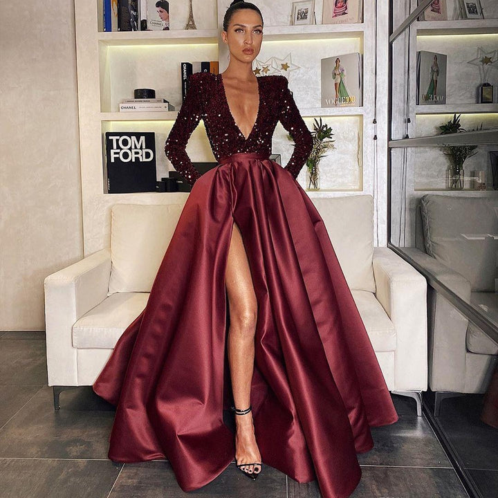 Kvinnors glamourösa aftonklänning med djup V-ringning och högskuren kjol Mirla-Eva Jonsson