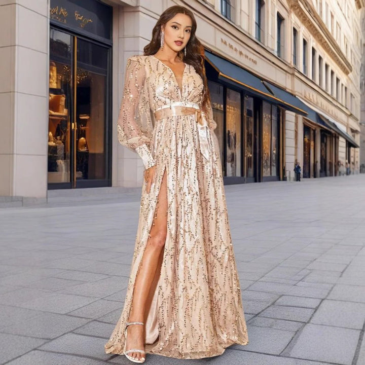 Kvinnors glamourösa aftonklänning med glittrande paljetter och djup slits-Eva Jonsson