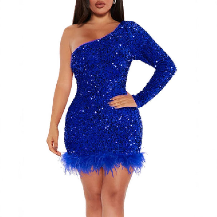 Kvinnors glittrande festklänning med asymmetrisk skärning och fjäderdetaillansering Mirla-Eva Jonsson